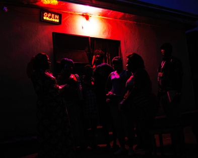  
Des travailleuses du sexe devant une auberge, Douala, Cameroun