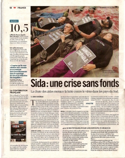  Article du quotidien Libération du 6 novembre 2009

Action d'Act Up-Paris devant les jardins de l'Élysée en protestation contre la stagnation de la contribution française au Fonds Mondial de lutte contre le sida.