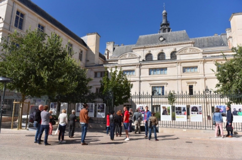 
Exposition ‟Seul notre courage est contagieux‟ organisée par l'association AIDES à l’Hôtel de Ville de Poitiers, pour la lutte contre le SIDA à l'occasion de la campagne nationale de soutien au Fonds mondial. Jusqu'au 17 octobre 2019.
