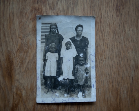  3 générations de femmes fortes.
Mon arrière-grand mère, ma grand-mère, ma grand-tante, ma tante et ma mère. 1950