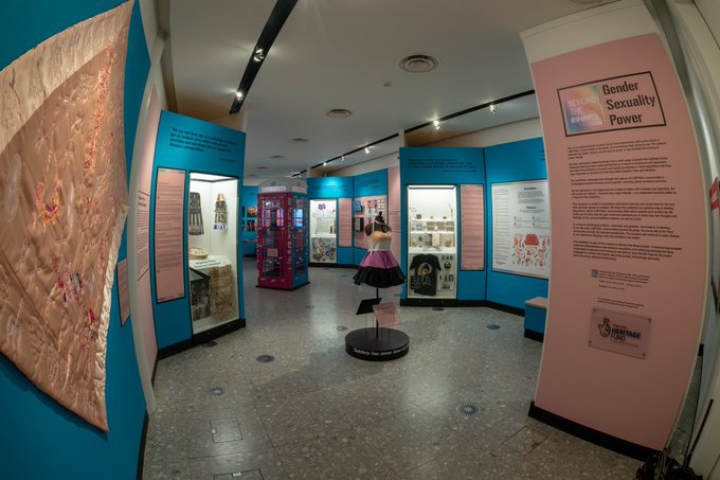  L'exposition ‟Au-delà du binaire : Gender, Sexuality, Power‟ est présentée au Pitt Rivers Museum du 1er juin 2021 au 8 mars 2022.