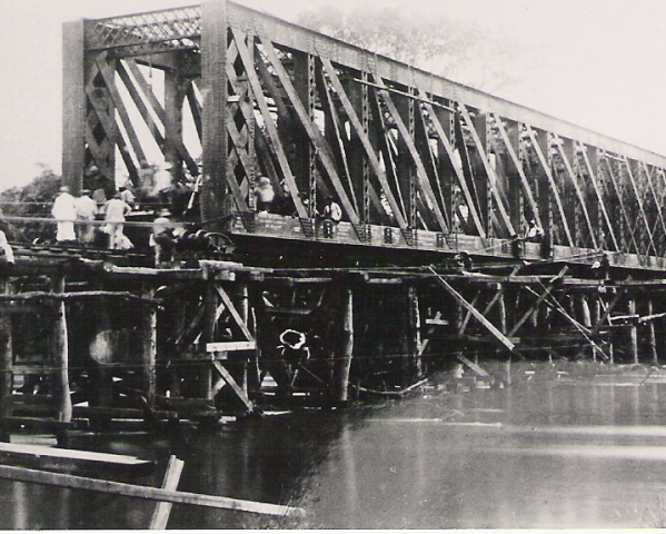 Trois lignes de chemin de fer ont été construites durant la période de l'Etat Indépendant du Congo entre 1887 et 1908, à savoir : la ligne Matadi-Léopoldville,  partiellement la ligne Boma-Tshéla du chemin de fer du Mayumbe  et la ligne Stanleyville - Ponthierville.du CFL (Compagnie des chemins de fer du Congo supérieur aux grands lacs africains).